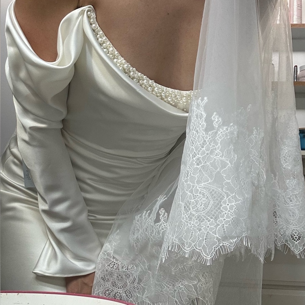 Wide Chantilly Lace bridal veil, 2-Tier Chantilly lace Drop Veil with Blusher - Picture 7 of 8
